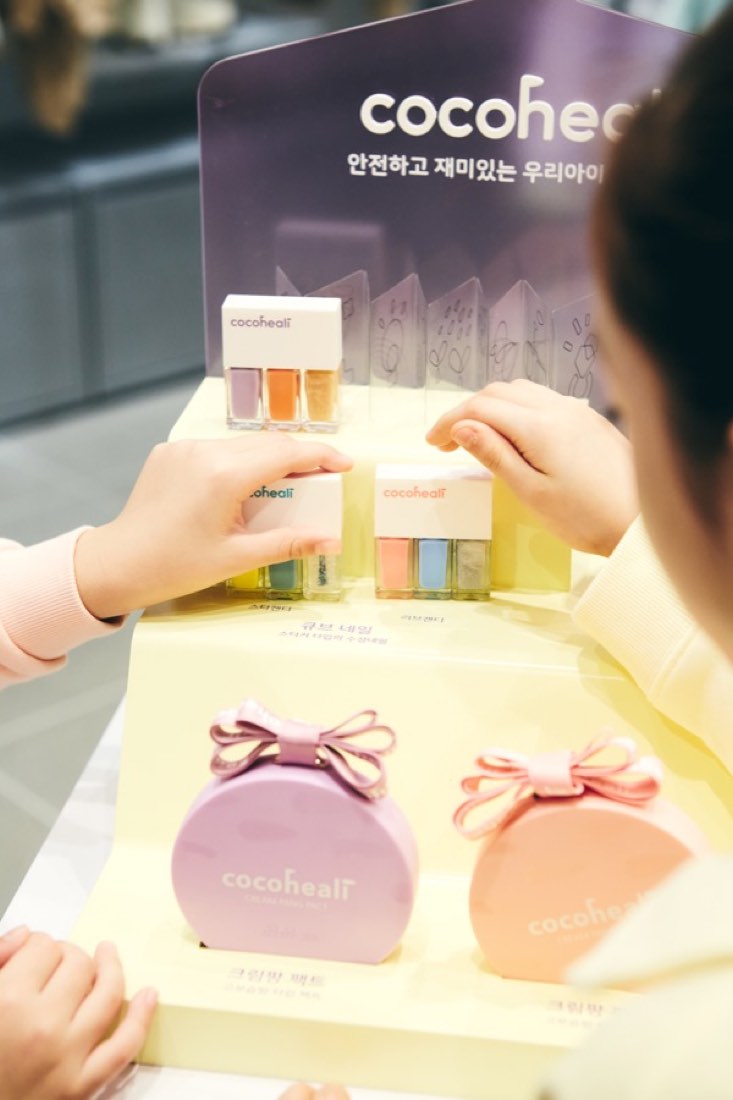 샵인샵에서 제품을 살펴보는 아이