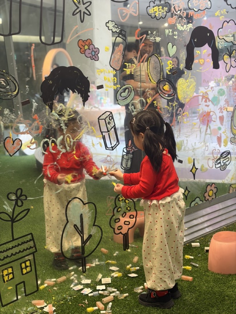 그림 배경 앞에서 포즈를 취하는 포토존 연출