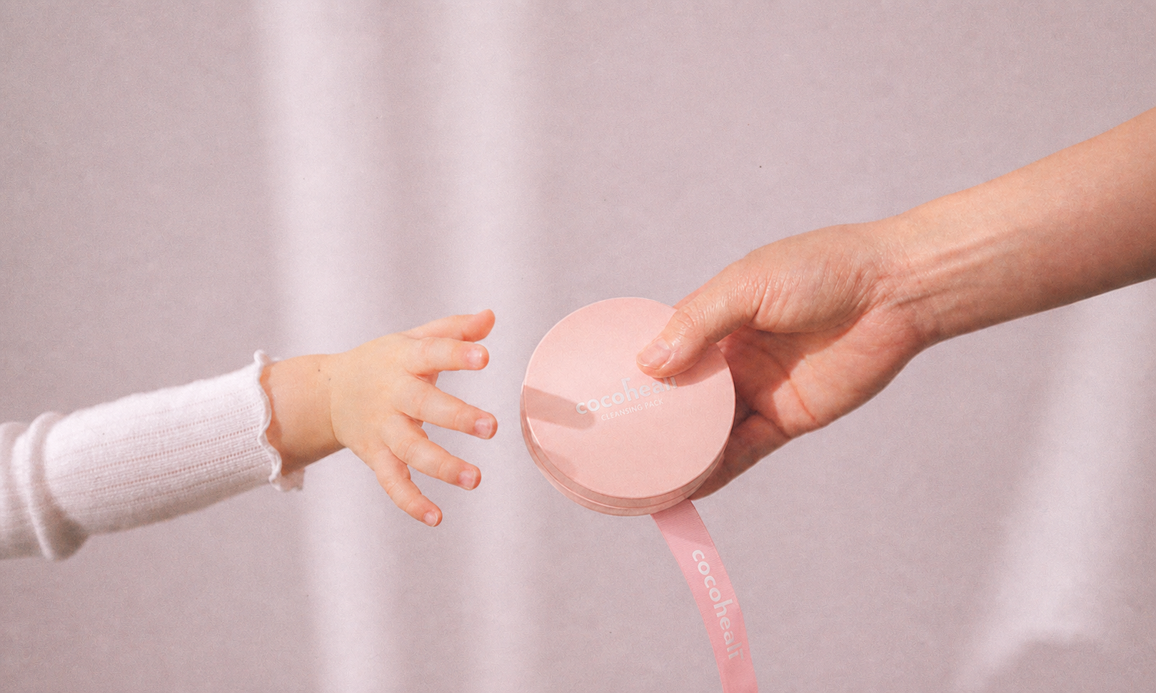 코코힐리 — 부모의 손과 아이의 손이 클렌징팩을 주고받는 순간
