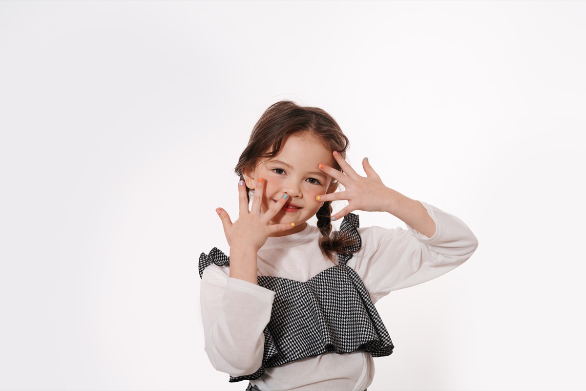 큐브네일로 컬러를 표현한 아이의 손