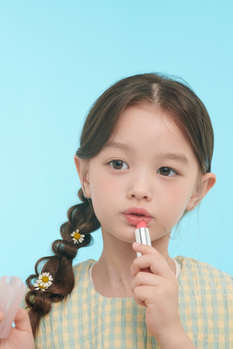 큐브립밤을 직접 발라보는 아이