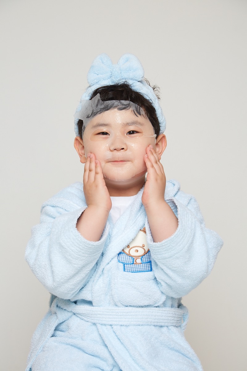 이뮤이뮤 마스크팩을 붙이고 얼굴을 감싸는 아이