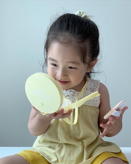 아이가 팩트를 열어 거울을 보는 실제 고객 컷